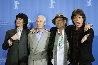 [galleria](KIKA) -Â  HOLLYWOOD -Â  La prima pietra che smette di rotolare Ã¨ quella di Charlie Watts,Â batterista e membro fondatore dei Rolling Stones, appunto.Â GUARDA ANCHE:Â Ronnie Wood e la lotta contro il cancro: "Poteva essere la fine"Â Â Il batterista Ã¨ morto allâ  etÃ  di 80 anni, li aveva compiuti a giugno, 60 dei quali vissuti a fianco di Mick Jagger, Keith Richards e Ronnie Wood nella band piÃ¹ celebre al mondo. Il magazine Rolling Stone aveva eletto Watts nella lista dei migliori batteristi di tutti i tempi, si Ã¨ piazzato al dodicesimo posto, mentre il suo patrimonio lo aveva fatto entrare tra i 50 musicisti britannici giÃ¹ ricchi di sempre. Â Musicista dâ  estrazione blues eÂ jazz, Watts sâ  Ã¨ unito agli Stones dal 1963 e a differenza dai compagni di una vita sâ  Ã¨ sempre distinto per il suo stile mai sopra le righe, difendendo con i le unghie e con i denti la sua privacy. Anche sul fronte sentimentale Watts ha deciso di discostarsi e parecchio da Richards e soci, scegliendo di legare la sua esistenza aÂ una sola donna: la pittrice e scultrice Shirley Ann Shepherd, conosciuta prima ancora di iniziare la sua avventura nei Rolling Stones e dalla quale ha avuto la figlia Seraphina nel 1964.Â GUARDA ANCHE:Â I Rolling Stones fanno impazzire LuccaÂ Â Guarito da un tumore alla gola nel 2004, Watts non ha superato il decorso post operatorio diÂ un intervento dâ  urgenza al cuore.

