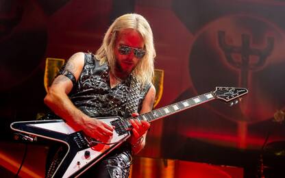 Judas Priest, il chitarrista Richie Faulkner ricoverato: tour rinviato