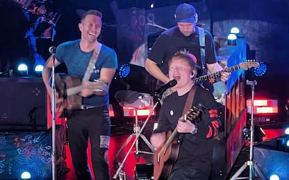 Coldplay ed Ed Sheeran cantano Fix You: duetto live a Londra. VIDEO