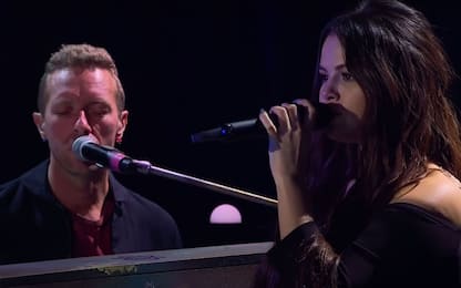 Coldplay e Selena Gomez cantano dal vivo "Let Somebody go" VIDEO