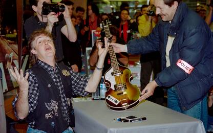 Paul McCartney, basta autografi e foto con i fan: "Meglio parlare"