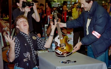 Former Beatle Paul McCartney is set to sign a guitar for a policeman during a signing session in Paris on October 14, 1993. / AFP PHOTO / Patrick KOVARIK        (Photo credit should read PATRICK KOVARIK/AFP via Getty Images)