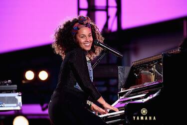 NEW YORK, NY - OCTOBER 09:  Alicia Keys performs in Times Square on October 9, 2016 in New York City.  (Photo by Gary Gershoff/Getty Images for Alicia Keys)