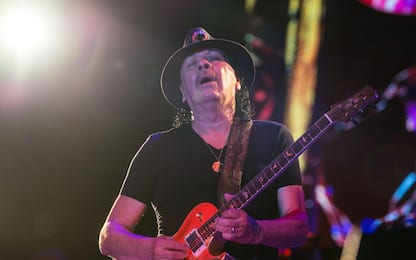 Carlos Santana operato al cuore, cancellati i concerti di dicembre