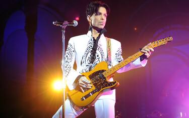 US singer Prince performs on October 11, 2009 at the Grand Palais in Paris. Prince has decided to give two extra concerts at the Grand Palais titled "All Day/All Night" after he discovered the exhibition hall during Karl Lagerfeld's Chanel fashion show. AFP PHOTO BERTRAND GUAY (Photo credit should read BERTRAND GUAY/AFP via Getty Images)