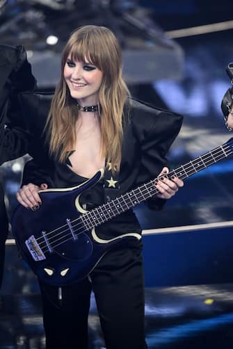 SANREMO, ITALY - FEBRUARY 01: Victoria De Angelis of Maneskin band attends the 72nd Sanremo Music Festival 2022 at Teatro Ariston on February 01, 2022 in Sanremo, Italy. (Photo by Daniele Venturelli/Daniele Venturelli/Getty Images )