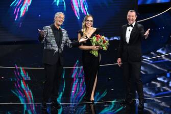 SANREMO, ITALY - FEBRUARY 01: Fiorello, Ornella Muti and Amadeus attend the 72nd Sanremo Music Festival 2022 at Teatro Ariston on February 01, 2022 in Sanremo, Italy. (Photo by Daniele Venturelli/Daniele Venturelli/Getty Images )