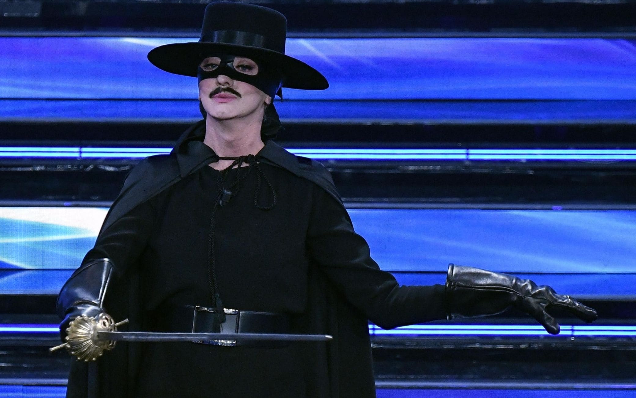 Sanremo 2022, Drusilla Foer si traveste da Zorro ed emoziona con monologo.  VIDEO | Sky TG24