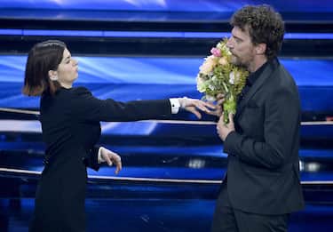Italian actors Maria Chiara Giannetta (L) and Maurizio Lastrico on stage at the Ariston theatre during the 72nd Sanremo Italian Song Festival, Sanremo, Italy, 04 February 2022. The music festival runs from 01 to 05 February 2022.  ANSA/RICCARDO ANTIMIANI