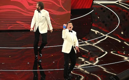 Sanremo, Gianni Morandi e Jovanotti vincono la serata delle cover