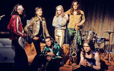 LONDON - JULY 05: L-R Phil Manzanera, Bryan Ferry, Andy Mackay (seated) Brian Eno, Rik Kenton, Paul Thompson (seated), Roxy Music posed group shot at the Royal College Of Art video studio in London on July 5 1972 (Photo by Brian Cooke/Redferns)