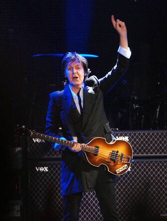 Paul McCartney  (KIKA) â LOS ANGELES - Spesso il nuovo batte il vecchio nel mondo dello show business, e i nuovi artisti, quelli che magari durano poche stagioni, fanno grandi numeri finché sono in auge. Eppure, sembra che cantanti come Taylor Swift e gli One Direction, idoli dei ragazzi, non siano stati in grado di battere in incassi un personaggio con molti più anni di carriera alle spalle: Paul McCartney. Il 71enne è infatti al primo posto nella classifica dei concerti con più incassi di Top 20 Concert tours: per lui si parla di una media di più di 3.8 milioni di dollari a città contro i 3.2 a cui si è fermata Taylor Swift, per non parlare degli 1.7 degli One Direction. Il gruppo chiede in media 60 dollari in meno a biglietto rispetto allâ ex Beatle.Â