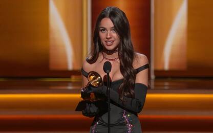 Grammy Awards 2022, Olivia Rodrigo ha rotto un premio sul red carpet