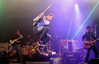 LONDON, ENGLAND - JUNE 28:  Chris Martin from Coldplay performs on stage during the Sentebale Concert at Kensington Palace on June 28, 2016 in London, England. Sentebale was founded by Prince Harry and Prince Seeiso of Lesotho over ten years ago. It helps the vulnerable and HIV positive children of Lesotho and Botswana.  (Photo by Chris Jackson/Getty Images)