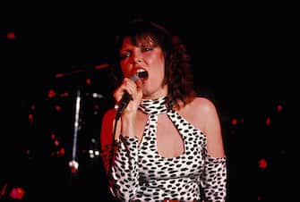 NEW YORK, NY - CIRCA 1980: Pat Benatar in concert circa 1980 in New York City.  (Photo by Raoul / IMAGES / Getty Images)