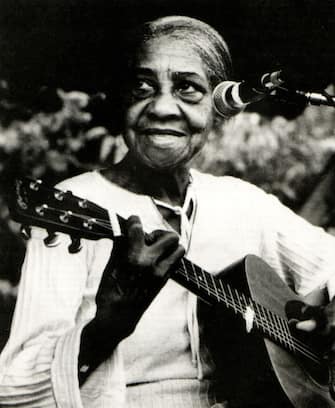 Percorsi - JANUARY 01: (AUSTRALIA OUT) Photo of American Blues and Folk musician Elizabeth Cotten (Photo by GAB Archive / Redferns) 
