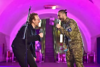 epa09933526 Irish musician Bono (L) of the band U2 performs with Ukrainian singer Taras Topolya (R) from Antytila ​​band, who now serves in the Ukrainian army, in Khreshatyk metro station in Kyiv (Kiev), Ukraine, 08 May 2022, to support Ukraine in the conflict with Russia.  Western countries have responded with various sets of sanctions against Russian state majority owned companies and interests in a bid to bring an end to the conflict.  Russian troops entered Ukraine on 24 February, resulting in fighting and destruction in the country.  EPA / OLEG PETRASYUK