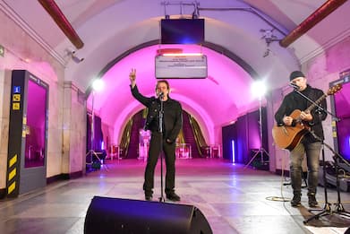 Ucraina, Bono e The Edge a Kiev cantano per la pace. FOTO