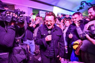 Bono elogia la lotta per la libertà e canta a Kiev con The Edge 