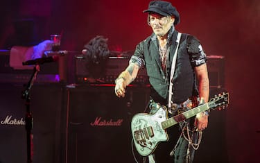PHOENIX, ARIZONA - DECEMBER 08: Johnny Depp of Hollywood Vampires performs on stage at Celebrity Theatre on December 08, 2018 in Phoenix, Arizona. (Photo by Daniel Knighton/Getty Images)