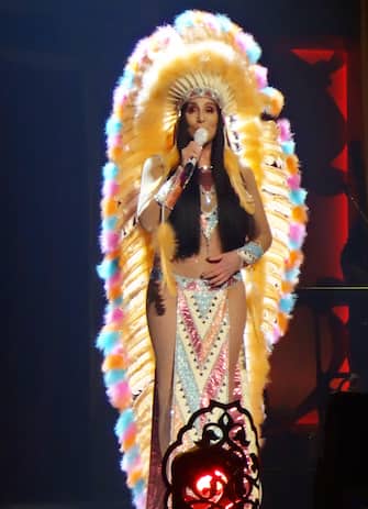 (KIKA) - LAS VEGAS - Cher Ã¨ tornata ad esibirsi dopo tre anni di assenza dalla scena musicale al Park Theater di Monte Carlo a Las Vegas, davanti a migliaia di persone. Dopo l&#39;ultimo "addio" al pubblico che risale al 2014 con il tour Dressed To Kill You, la cantante Ã¨ tornata in concerto con Classic Cher, un giro musicale sui palchi americani.Ha ormai raggiunto i 71 anni e nonostante questo, il suo fascino Ã¨ rimasto intatto. Durante l&#39;esibizione la diva intramontabile ha riciclato per la terza volta un abito indossato prima nel 2008 agli Oscar in cui fu premiata come migliore attrice protagonista per Stregata dalla luna; poi nel 2010 in occasione dei Video Music Awards.Anche questa volta Cher non ha smentito la sua fama: negli anni Ottanta faceva molto scalpore per la scelta degli abiti di scena. Nella moda ha sempre dato il meglio, sfoggiando outfit camaleontici e stravaganti, fino a diventare una vera icona di stile. Durante la serata, come dimostrano queste foto esclusive, la cantante ha cambiato look ben dodici volte. Guarda le foto

