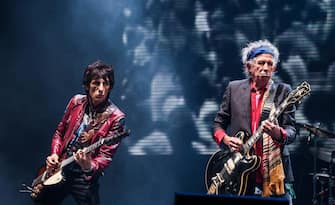 (KIKA) - PILTON - E&#39; iniziata con il botto la prima giornata del Festival musicale di Glastonbury in Inghilterra, evento che ogni anno vede suonare le piÃ¹ importanti band e partecipare celebrities internazionali.A dare il via alle danze ci hanno pensato niente di meno che i Rolling Stones: Mick Jagger, Keith Richards e Ron Woods hanno fatto scatenare e ballare a ritmo di successi senza tempo i tantissimi fan sopraggiunti per assistere alla loro performance.Oltre al famoso gruppo britannico, si sono esibititanti altri gruppi come i Primal Scream. Ad applaudirli ci ha pensato una modella dallo charme e bellezza incontrastata: Kate Moss. La moglie di Jamie Hince Ã¨ stata fotografata insieme ad amici durante il concerto della band scozzese.Â 

