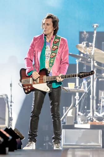 MILAN, ITALY - JUNE 21: Ronnie Wood of The Rolling Stones performs at Stadio San Siro on June 21, 2022 in Milan, Italy.  (Photo by Sergione Infuso / Corbis via Getty Images)
