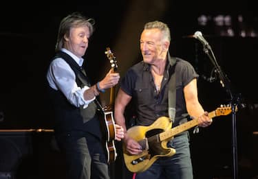Glastonbury, Paul McCartney dà spettacolo con Bruce Springsteen. FOTO