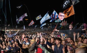 GLASTONBURY, ENGLAND - JUNE 25: A general view of the crowd as Paul McCartney headlines the Pyramid Stage during day four of Glastonbury Festival at Worthy Farm, Pilton on June 25, 2022 in Glastonbury, England.  (Photo by Samir Hussein / WireImage)