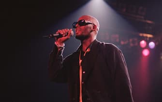 American singer R Kelly performs live on stage at Wembley Arena in London during his Down Low Top Secret tour in February 1996. (Photo by Brian Rasic / Getty Images)
