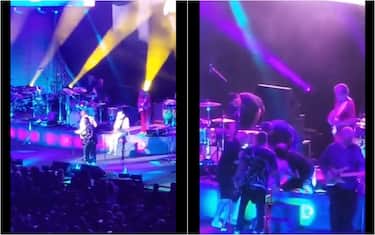 Carlos Santana sviene durante un concerto in Michigan. VIDEO