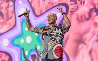 MILAN, ITALY - JULY 15: Max Pezzali performs at Stadio San Siro on July 15, 2022 in Milan, Italy. (Photo by Sergione Infuso/Corbis via Getty Images)