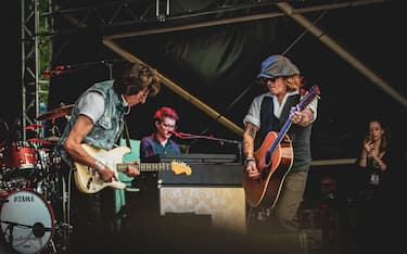 HELSINKI, FINLAND - JUNE 19: Johnny Depp (R) performs on stage with Jeff Beck (L) during the Helsinki Blues Festival at Kaisaniemen Puisto on June 19, 2022 in Helsinki, Finland. (Photo by Venla Shalin/Redferns)