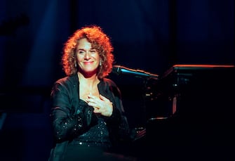 American Pop musician Carole King sits at the piano as she performs in the Theater at Madison Square Garden during People Magazine's 25th Anniversary Celebration 'Carole King, Making Music With Friends' concert, New York, New York, October 14, 1999. (Photo by Jack Vartoogian/Getty Images)