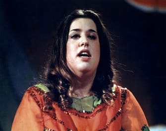 CIRCA 1969: Singer Cass Elliot performing in circa 1969. (Photo by (Photo by Donaldson Collection/Getty Images)  