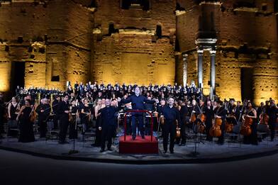 L'orchestra del Teatro alla Scala si esibisce in camicia per il caldo