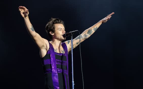 Harry Styles sings “If phoning” at the Bologna concert.  VIDEO