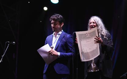 Patti Smith in concerto a Milano riceve una pergamena dal Comune