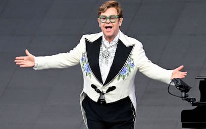 Elton John canta a sorpresa "Hold Me Closer" in ristorante. VIDEO