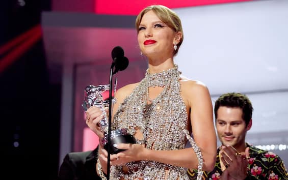 Taylor Swift announced the new album from the MTV VMA stage