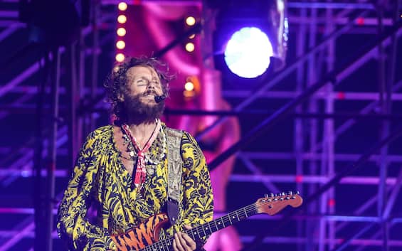 Jova Beach Party, Jovanotti duets with Carla Bruni on the notes of Gino Paoli.  VIDEO
