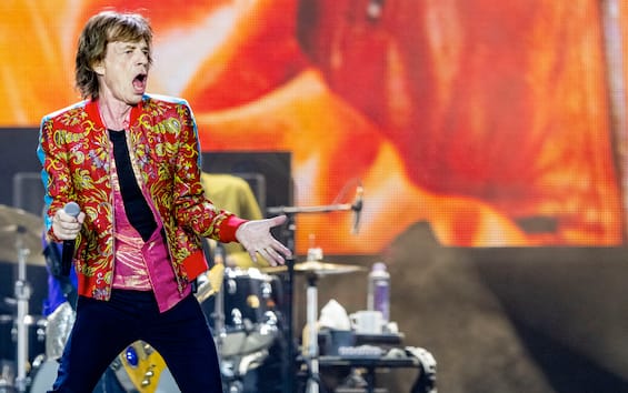 il giovane Mick Jagger sul palco