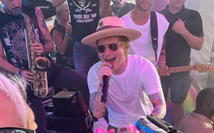 Ed Sheeran si esibisce a sorpresa a Ibiza cantando i Backstreet Boys
