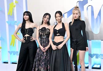 NEWARK, NEW JERSEY - AUGUST 28: (LR) Lisa, Jisoo, Jennie and RosÃ © of Blackpink attend the 2022 MTV Video Music Awards at Prudential Center on August 28, 2022 in Newark, New Jersey.  (Photo by Axelle / Bauer-Griffin / FilmMagic)
