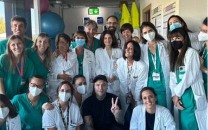Fedez e Achille Lauro in visita all'ospedale pediatrico di Monza