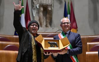 Vasco Rossi receives the Lupa d’Oro in Rome: “A great honor”.  And he duets with Gualtieri