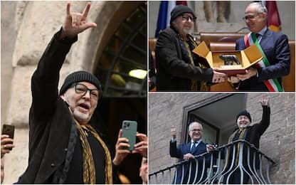Vasco Rossi riceve la Lupa d'Oro a Roma e duetta col sindaco Gualtieri