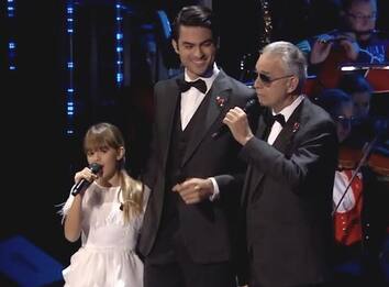 Andrea Bocelli e i figli in concerto per la famiglia reale inglese