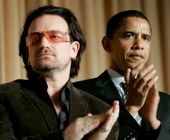 Political activist and U2 frontman Bono and Barack Obama,the Democratic senator of Illinois, applaud President Bush at the National Prayer Breakfast in America, Feb 2nd 2006. 61870SC