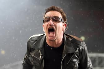 (KIKA) - SAN PAOLO - Con la data di sabato scorso a San Paolo del Brasile, gli U2 hanno conquistato, per il loro 360Â¡ tour, il titolo di tour di maggior successo di tutti i tempi, battendo il miglior risultato precedente, detenuto dai Rolling Stones con il tour A Bigger Bang, che aveva totalizzato 558 milioni di dollari e circa 4 milioni 700mila biglietti venduti. Bono e compagni sono andati oltre, superando la cifra di 558 milioni di dollari e quasi 5 milioni di biglietti venduti. Il risultato Ã¨ ancora provvisorio, considerando che mancano ancora circa 25 date alla sua conclusione. Il "360Â¡ tour" ha toccato 30 nazioni in 5 continenti in 2 anni, per un totale di 110 concerti.

